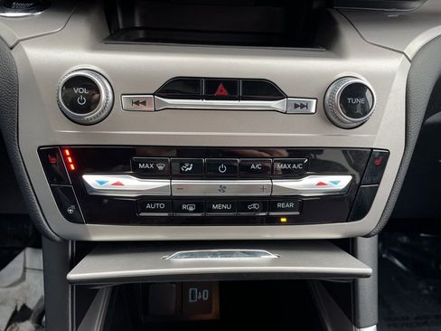 Used 2022 Ford Explorer XLT w/ Equipment Group 202A image 22