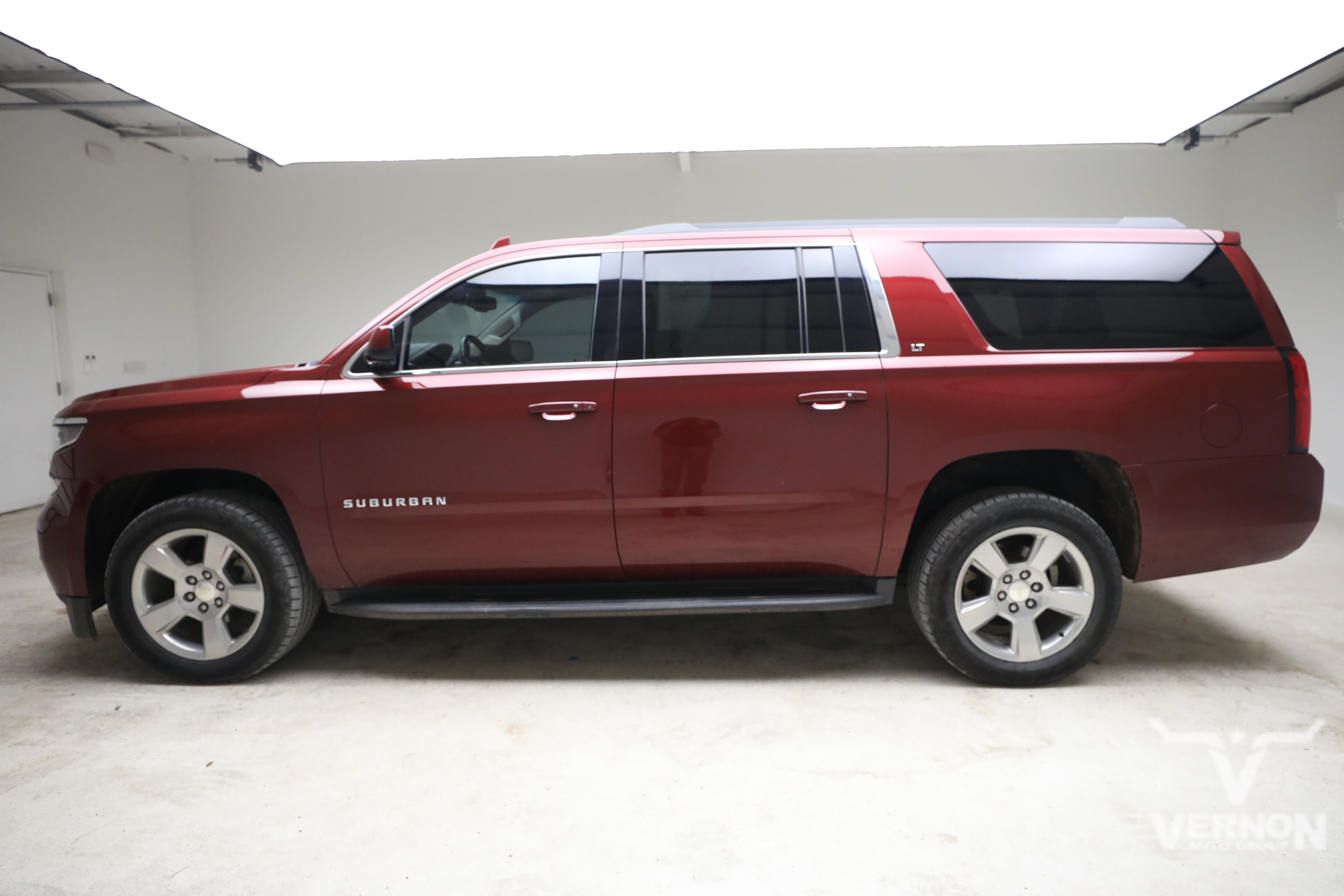 Used 2018 Chevrolet Suburban LT w/ Luxury Package RWD image 2