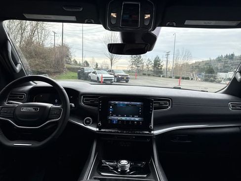 Used 2023 Jeep Wagoneer 4WD image 13