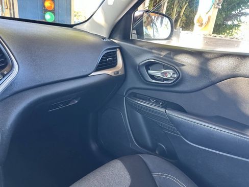 Used 2015 Jeep Cherokee Sport FWD image 13