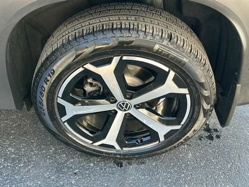 Used 2025 Volkswagen Tiguan SE AWD/4WD image 35