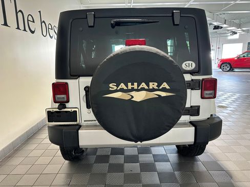 Used 2015 Jeep Wrangler Unlimited Sahara w/ Connectivity Group AWD/4WD image 5