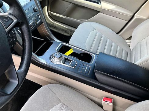 Used 2019 Ford Fusion SE FWD image 17