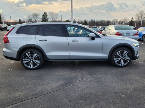 Used 2025 Volvo V60 B5 Cross Country Plus image 3