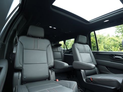 Used 2025 Chevrolet Suburban RST AWD/4WD image 13