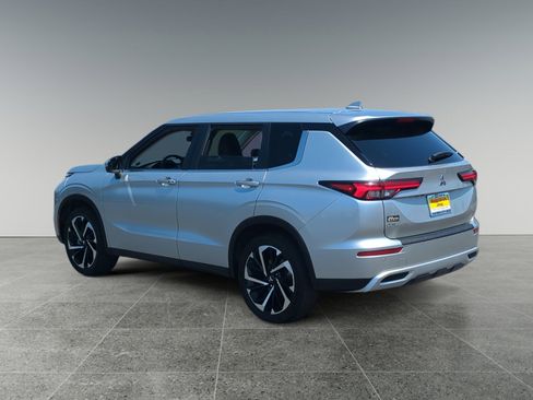 Used 2024 Mitsubishi Outlander SE image 3