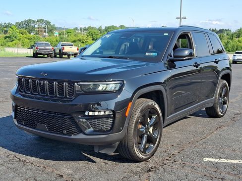 Used 2024 Jeep Grand Cherokee Limited w/ Luxury Tech Group II AWD/4WD image 3