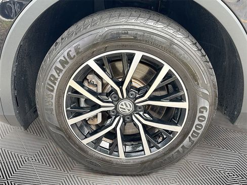 Used 2021 Volkswagen Tiguan SE w/ Panoramic Sunroof Package image 33