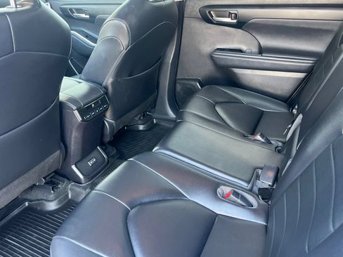 Used 2023 Toyota Highlander XLE AWD/4WD image 9