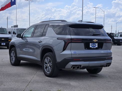 Used 2025 Chevrolet Traverse LT FWD image 5
