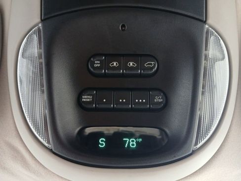 Used 2005 Chrysler Town & Country Touring w/ Leather Interior Group FWD image 10