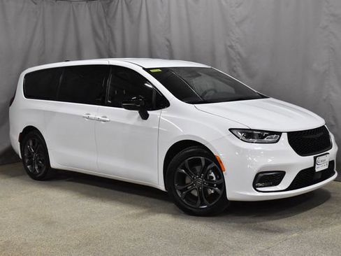 New 2026 Chrysler Pacifica Select image 4