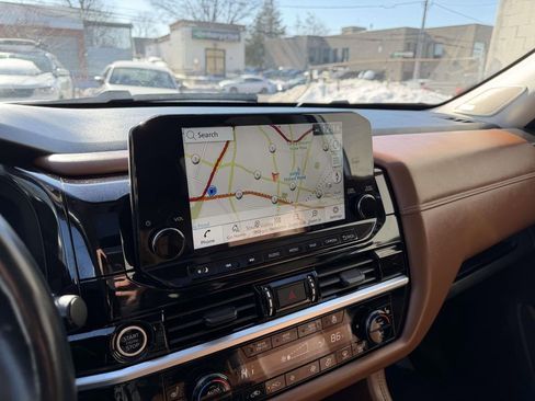 Used 2024 Nissan Pathfinder Platinum image 37