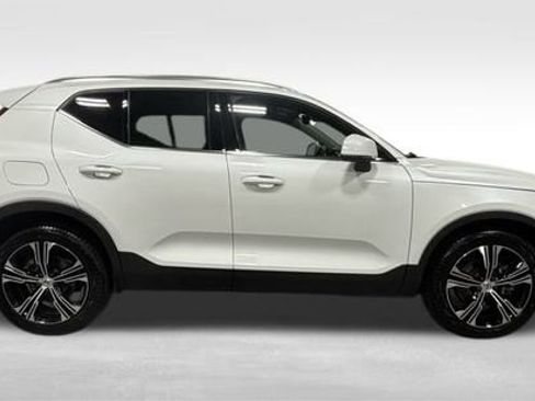 Used 2022 Volvo XC40 T5 Inscription w/ Climate Package image 12