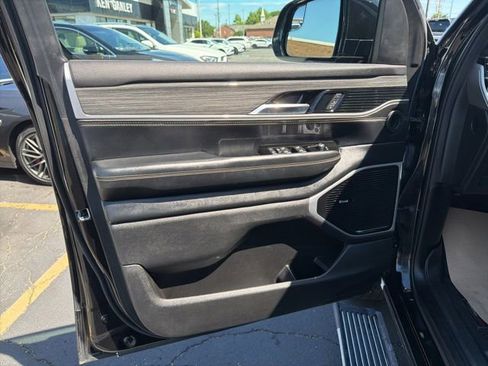 Used 2022 Jeep Wagoneer Series III w/ Premium Group I AWD/4WD image 11