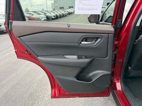 Used 2023 Nissan Rogue SL w/ SL Premium Package image 17