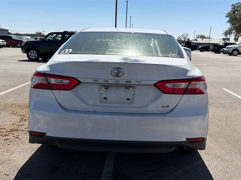 Used 2018 Toyota Camry LE image 6