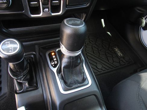 Used 2022 Jeep Wrangler Unlimited Sport image 18