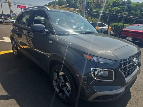 Used 2025 Hyundai Venue SEL FWD image 3
