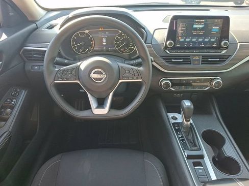 Used 2025 Nissan Altima 2.5 SV AWD/4WD image 11