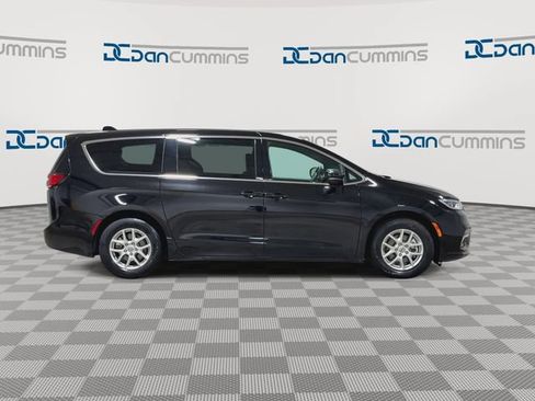 Used 2025 Chrysler Pacifica Select FWD image 9