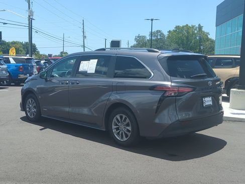 Used 2021 Toyota Sienna LE w/ LE Plus Package FWD image 5