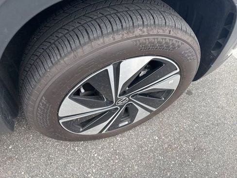 Used 2025 Volkswagen Taos SE w/ Panoramic Sunroof Package image 14