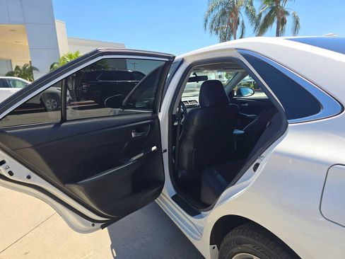 Used 2017 Toyota Camry SE w/ Moonroof Package FWD image 15