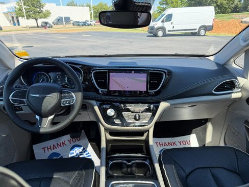 Used 2023 Chrysler Pacifica Limited FWD image 27