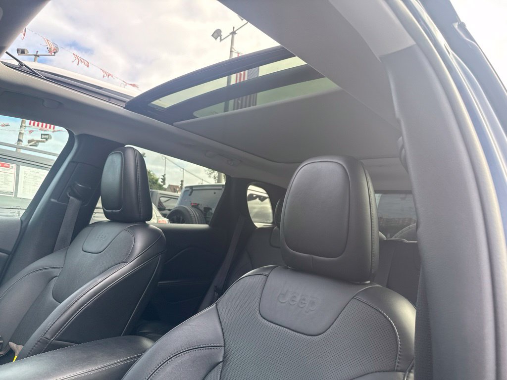 Used 2019 Jeep Cherokee Limited w/ Luxury Group AWD/4WD image 6
