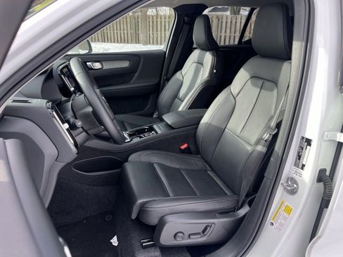 Used 2025 Volvo XC40 B5 Plus image 15