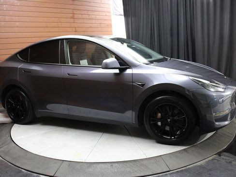 Used 2023 Tesla Model Y Long Range image 38