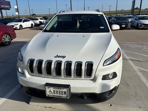 Used 2018 Jeep Cherokee Latitude Plus w/ Cold Weather Group FWD image 2