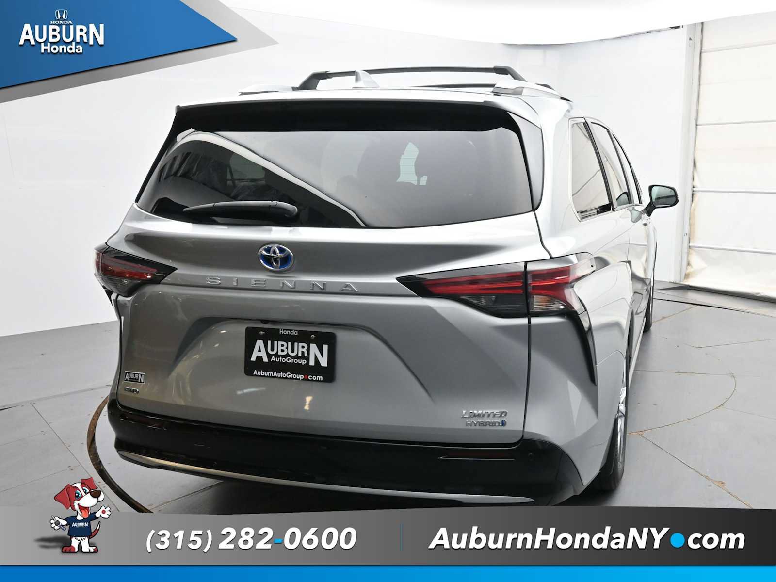 Used 2023 Toyota Sienna Limited AWD/4WD image 4