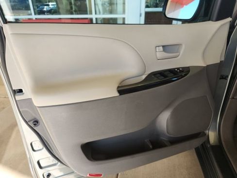 Used 2013 Toyota Sienna LE w/ Towing Pkg FWD image 14