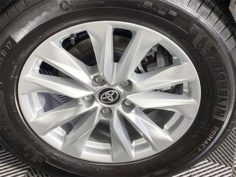 Used 2025 Toyota Corolla Cross LE image 28