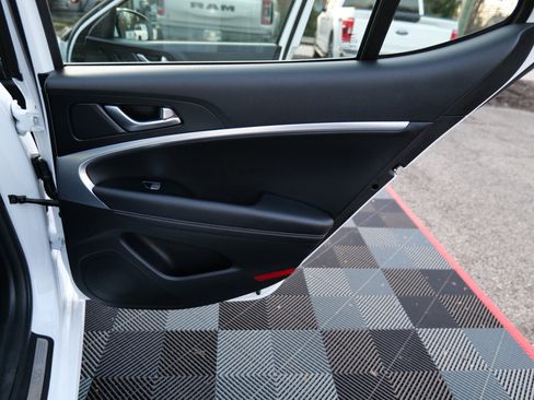 Used 2023 Genesis G70 2.0T image 41