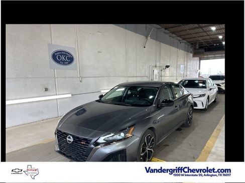 Used 2025 Nissan Altima 2.5 SR image 1