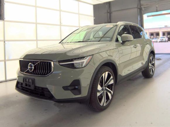 Used 2023 Volvo XC40 B5 Ultimate w/ Protection Package Premier AWD/4WD image 1