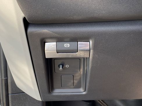 Used 2023 Land Rover Defender 110 X-Dynamic SE image 10