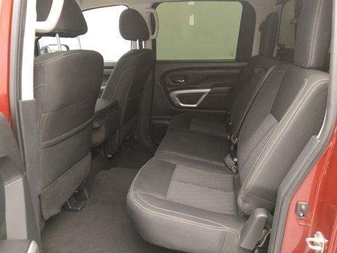 Used 2018 Nissan Titan SV image 18