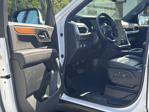Used 2025 GMC Yukon Denali AWD/4WD image 13