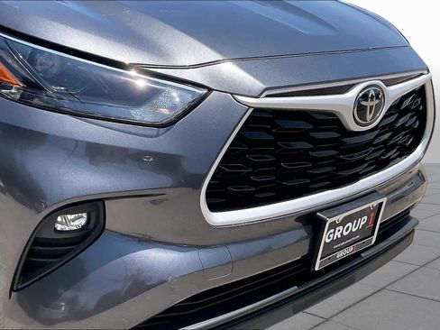 Used 2025 Toyota Highlander XLE FWD image 29