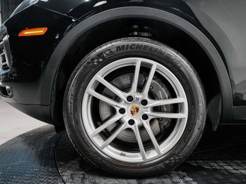 Used 2023 Porsche Cayenne w/ Premium Package image 9