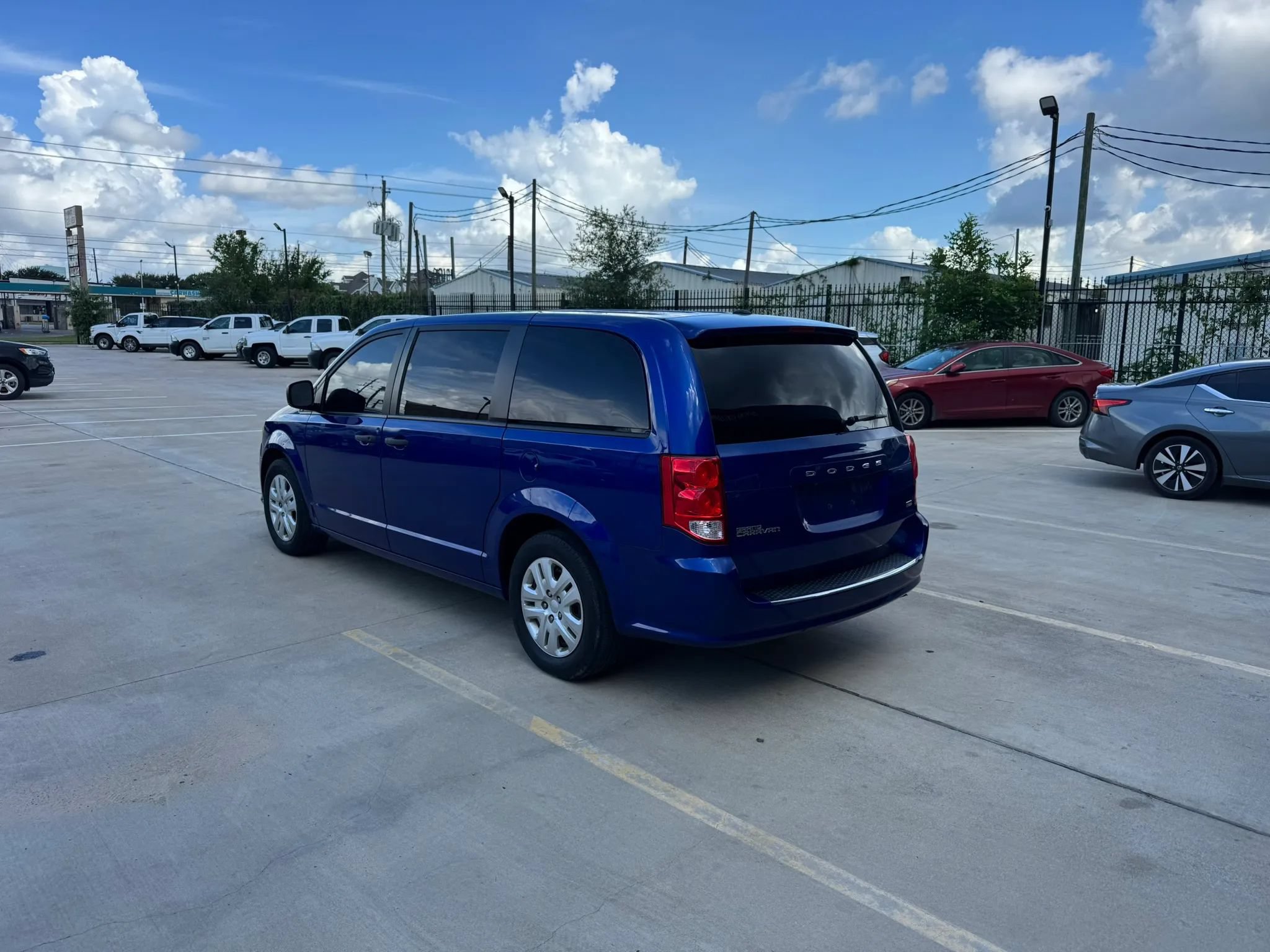 Used 2019 Dodge Grand Caravan SE w/ UConnect Hands-Free Group FWD image 4