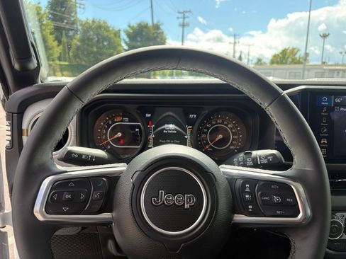Used 2025 Jeep Wrangler Unlimited Sahara AWD/4WD image 28