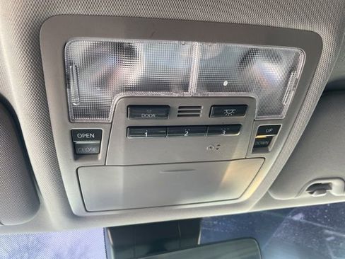 Used 2018 Toyota Highlander SE image 31