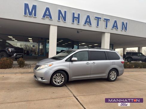 Used 2015 Toyota Sienna XLE image 1