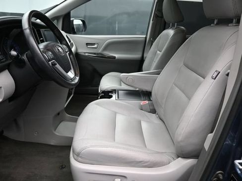 Used 2017 Toyota Sienna XLE FWD image 11