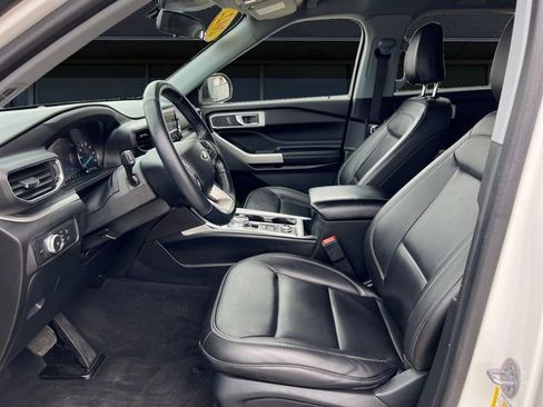 Certified 2022 Ford Explorer XLT w/ Equipment Group 202A AWD/4WD image 9